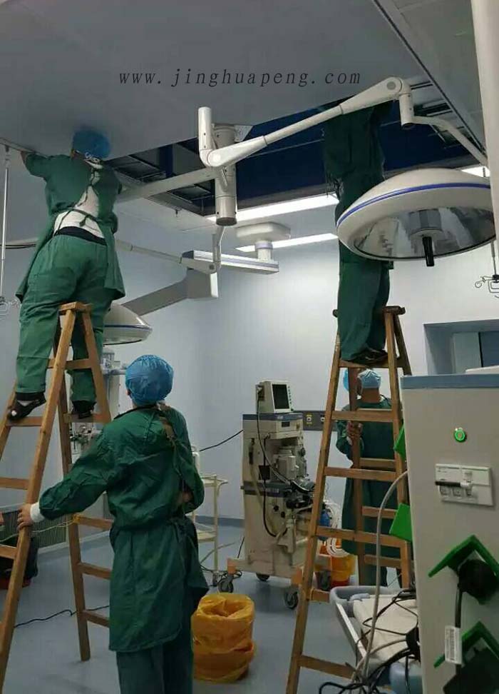 专业人员正在对医院洁净手术室更换高效空气过滤器
